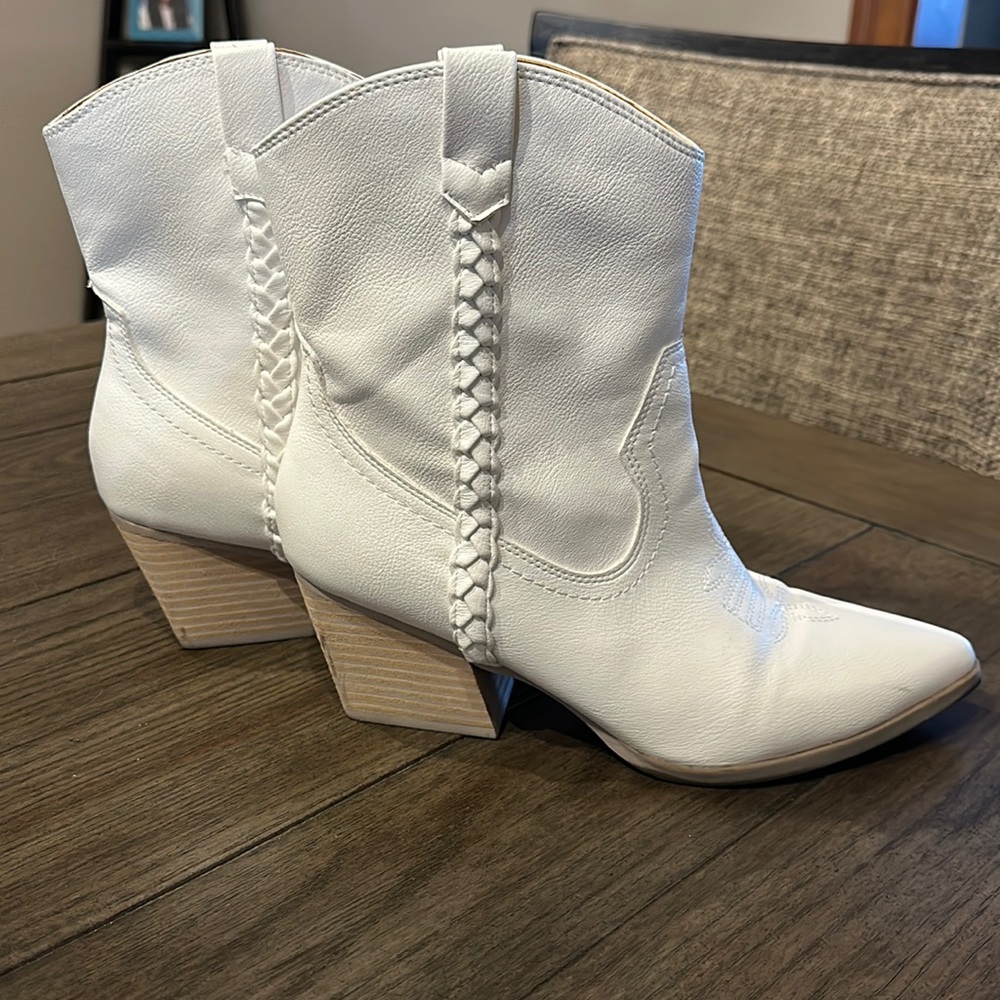 Women’s white fashion cowboy booties